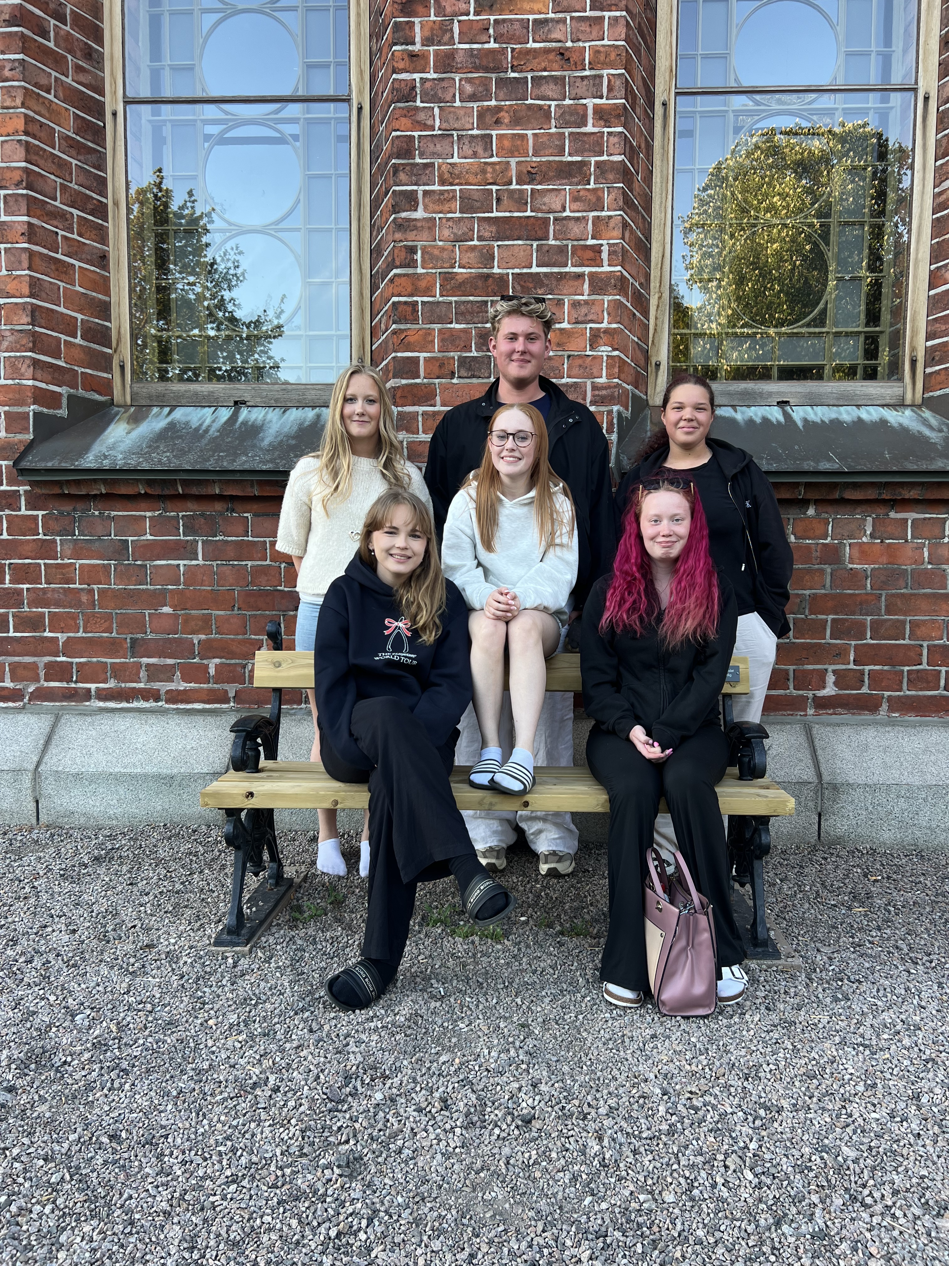bild på ungdomar utanför kyrka