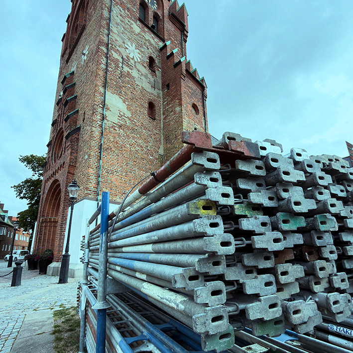 Bild på en kyrka med byggställningar