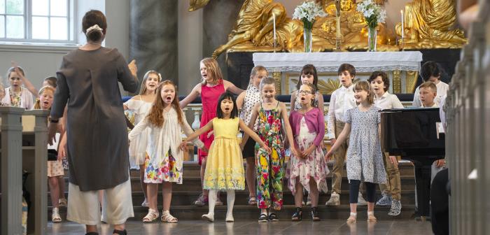 Webbsända gudstjänster och konserter hittar du länkar till här. Vid midsommar öppnar flera av kyrkorna för som mest 50 personer och därför fortsätter digitalsändningen ännu en tid. Om du vill följa med i agendan finns den nu som nedladdning.