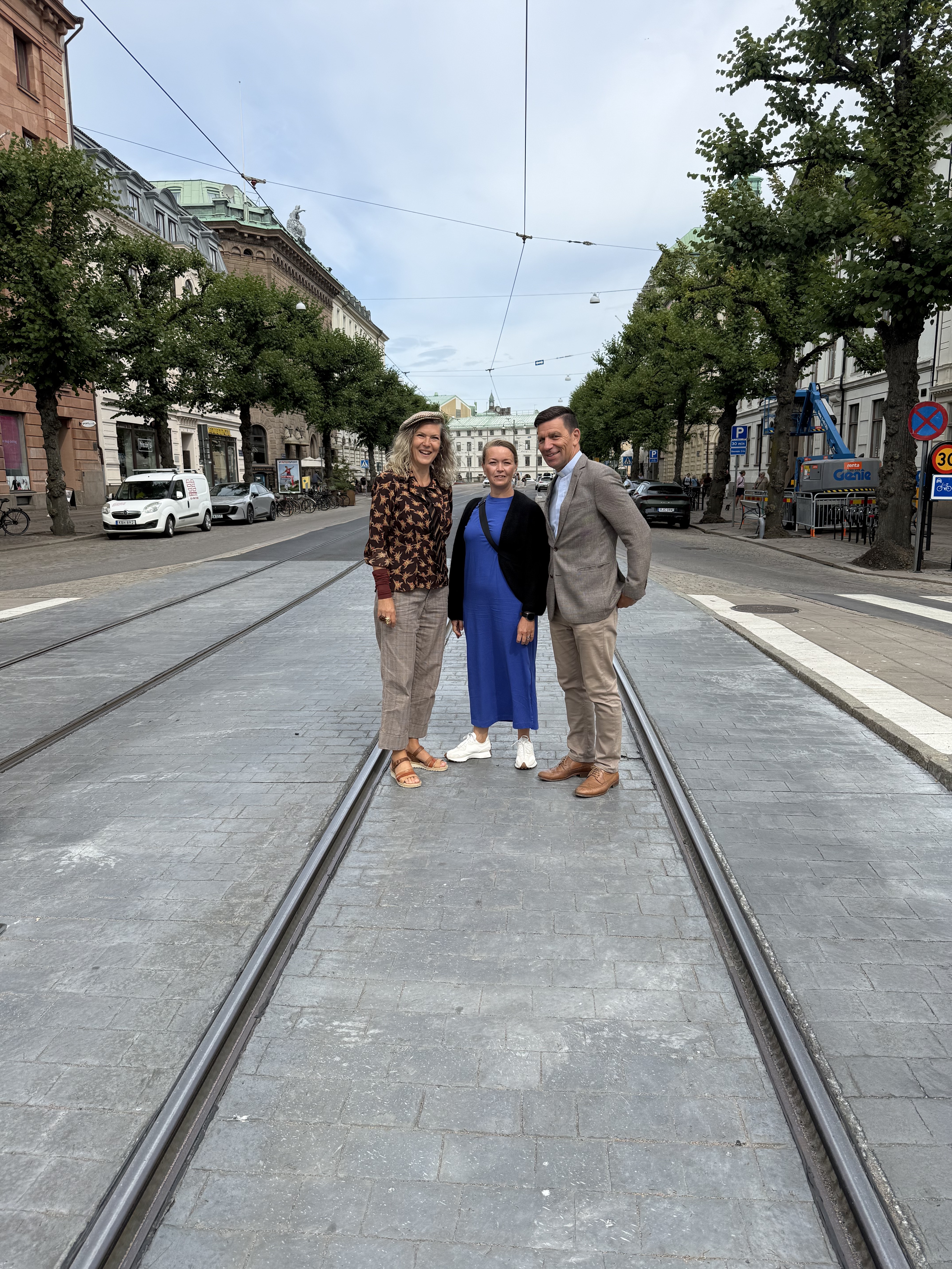 Malin Aghed, Kajsa Humlén Kirbe och Stefan Hiller står på ett spårvagnsspår i centrum i Göteborg.