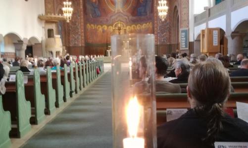 Men bara ett fåtal gudstjänstfirare kan välkomnas i varje kyrka.