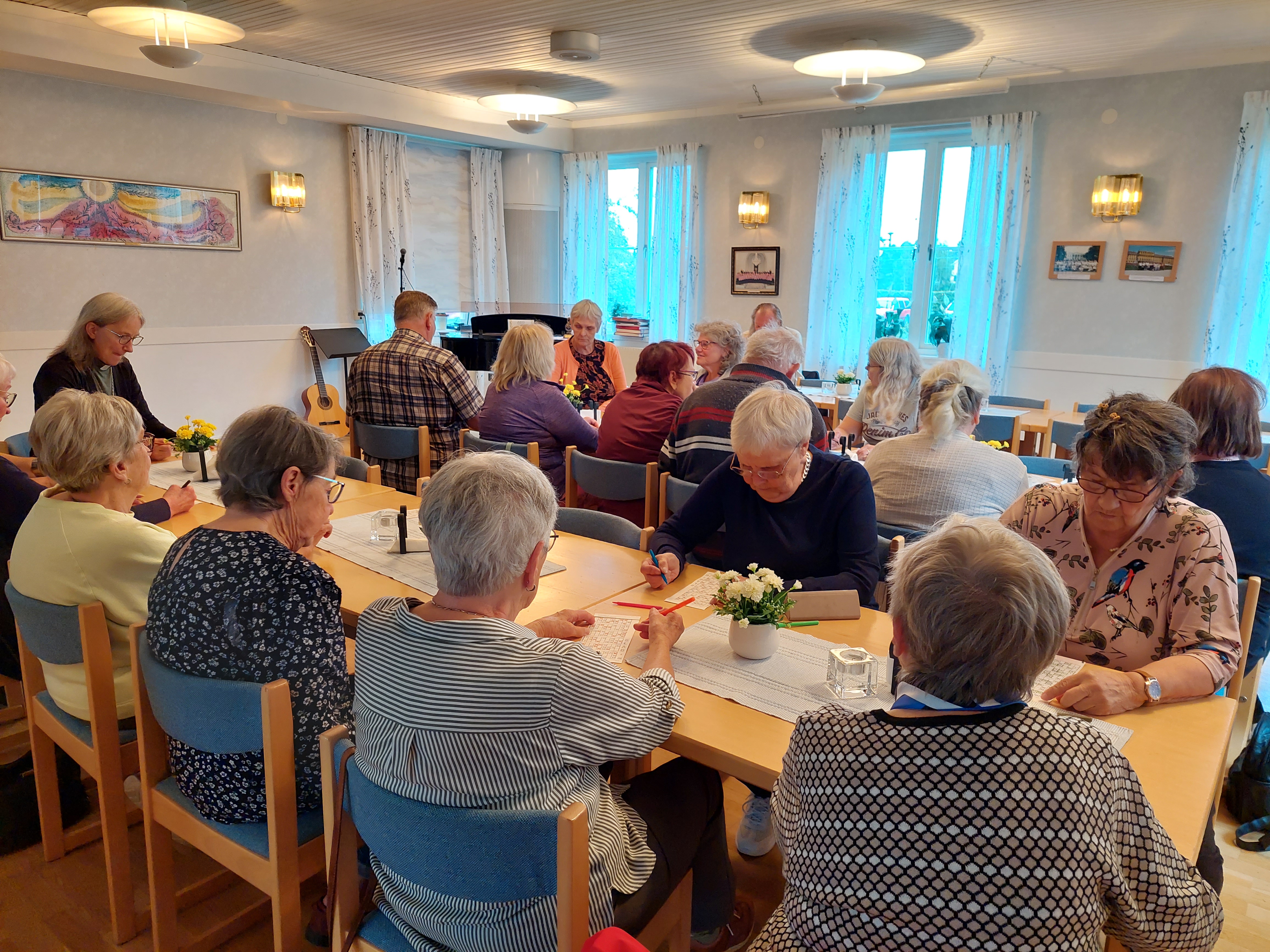 Koncentrerade bingospelare i Ytterlännäs sockenstuga under ett café Livslust