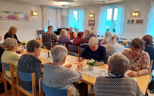 Koncentrerade bingospelare i Ytterlännäs sockenstuga under ett café Livslust