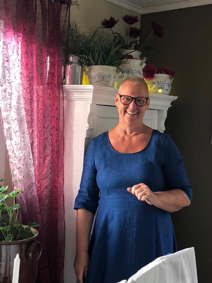 En glad Lena Bagge Lindström i sitt hem