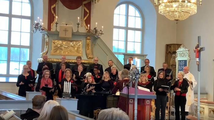 Nordingrå kyrkokör sjunger i adventstid i Nordingrå kyrka