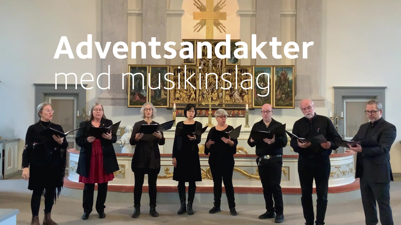 Kyrkomusiker och präster står i koret i Nordingrå kyrka och sjunger