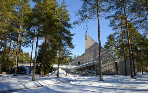 Röbäcks kapell rymmer 100 personer och ligger inbäddat bland tallarna. 