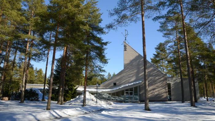 Röbäcks kapell rymmer 100 personer och ligger inbäddat bland tallarna. 