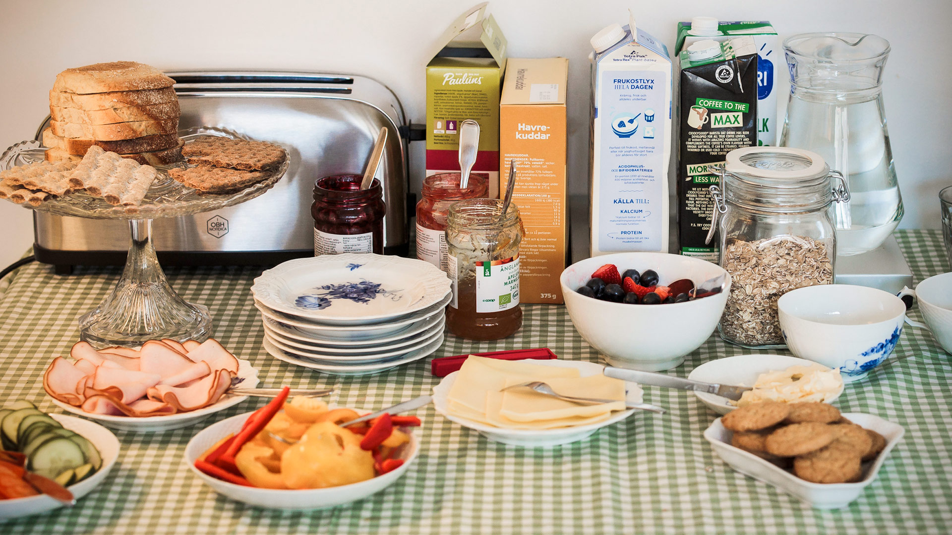 Ett dignande frukostbord på Brunnen.