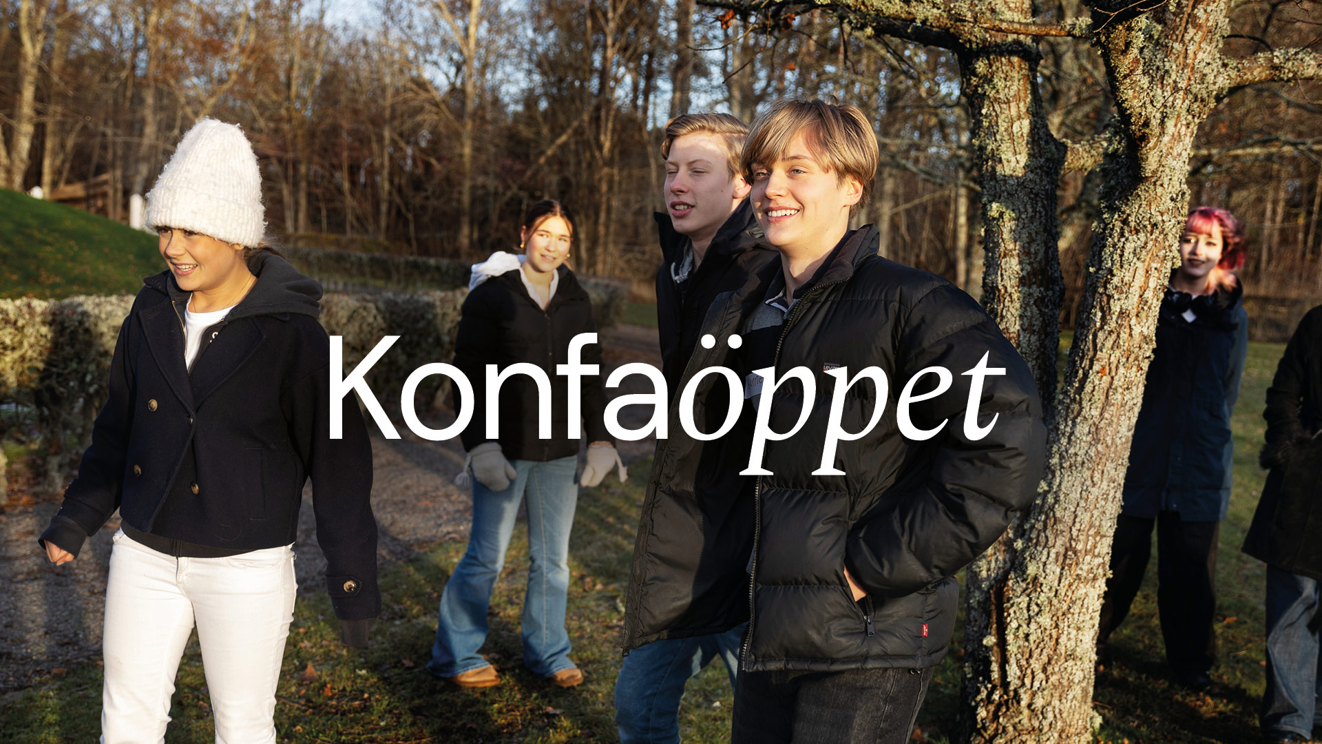 Konfirmationsungdomar dansar och ler