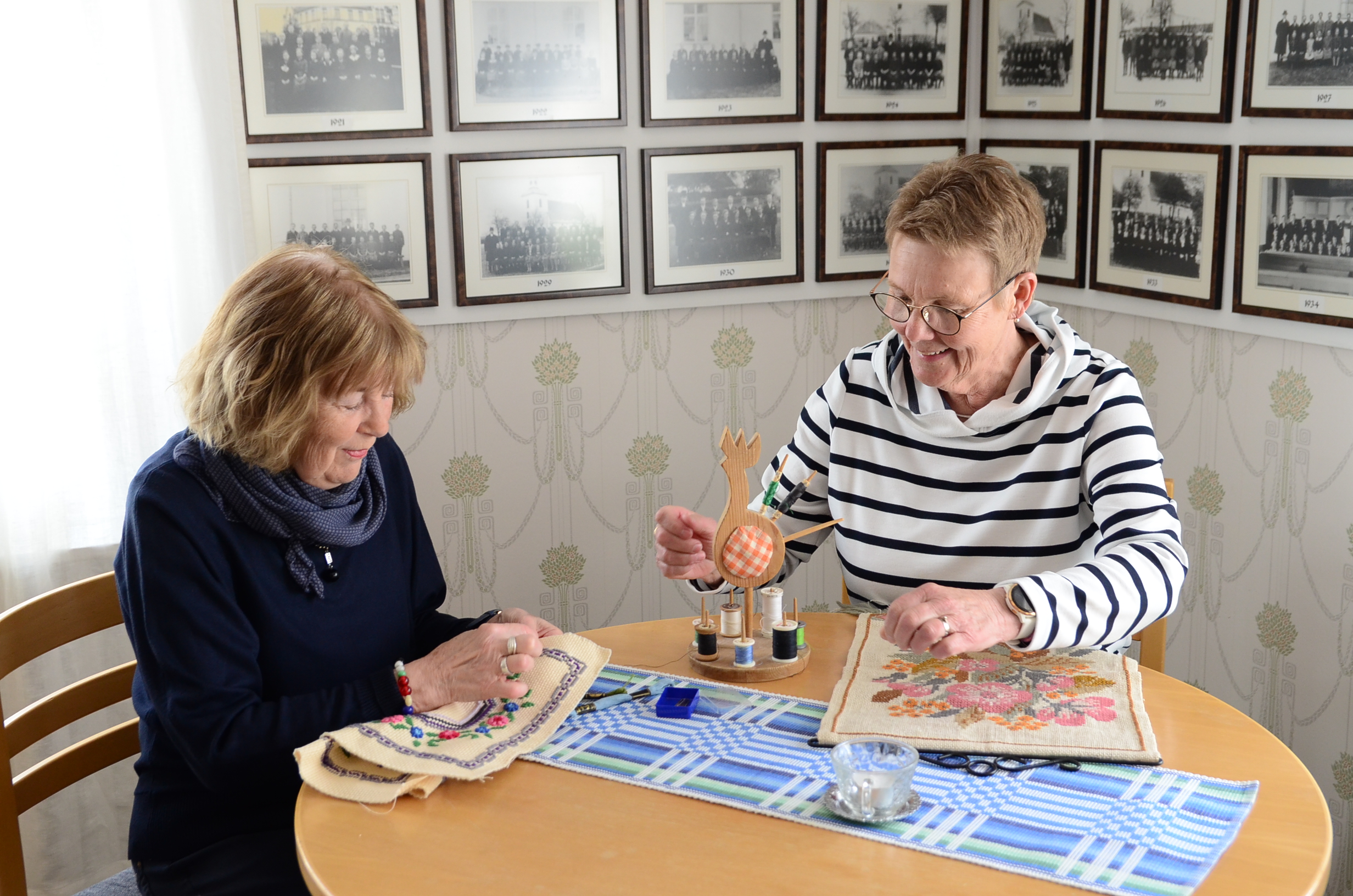Agneta Andersson och Lena Ahlin har broderat några av bonaderna.