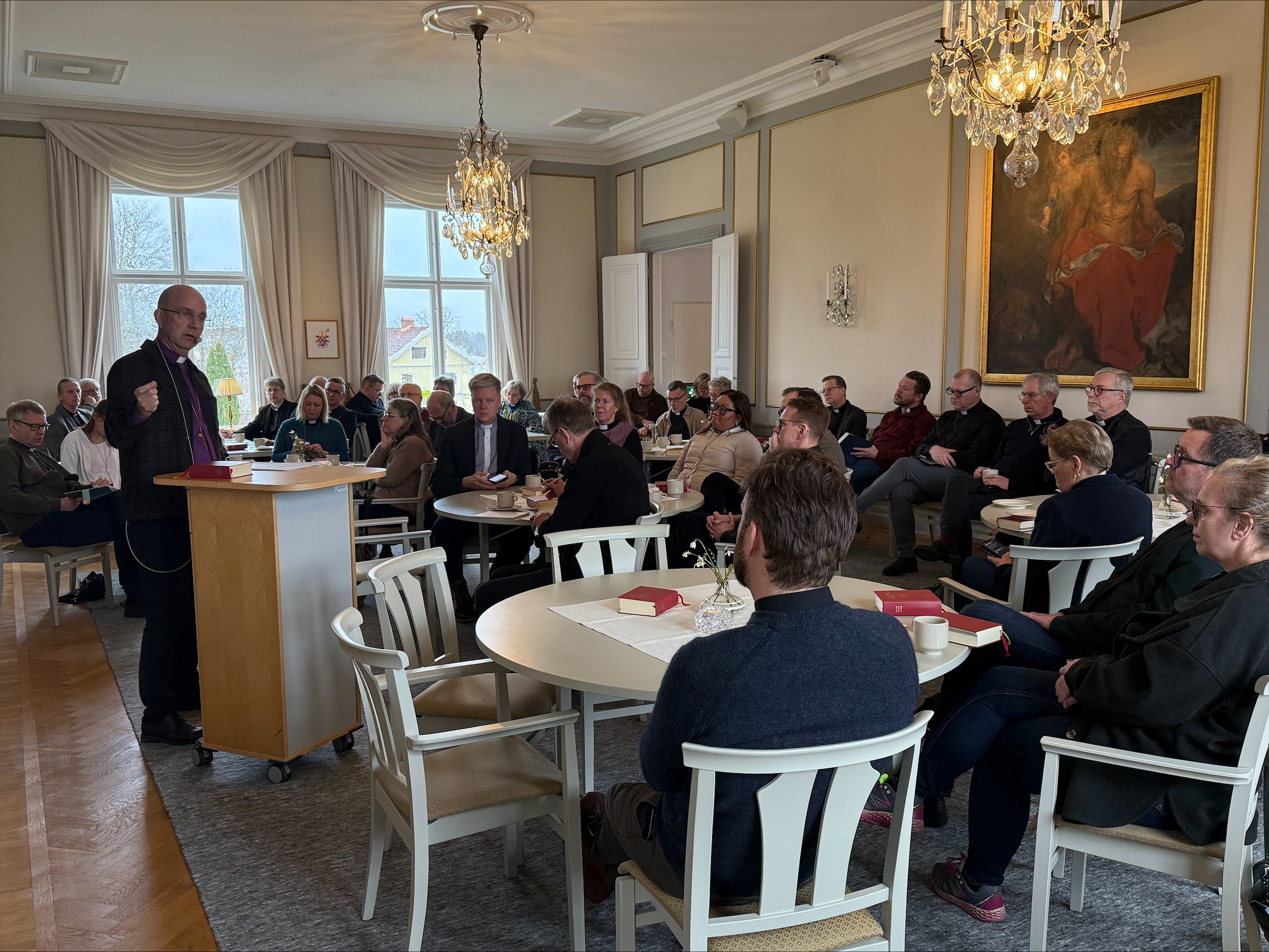 Biskop Fredrik Modéus talar inför stiftets kyrkoherdar om tecken på en eventuell andlig vår i matsalen på biskopsgården Östrabo. 