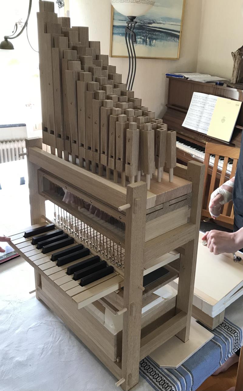 Monterad Do-orgel av trä.