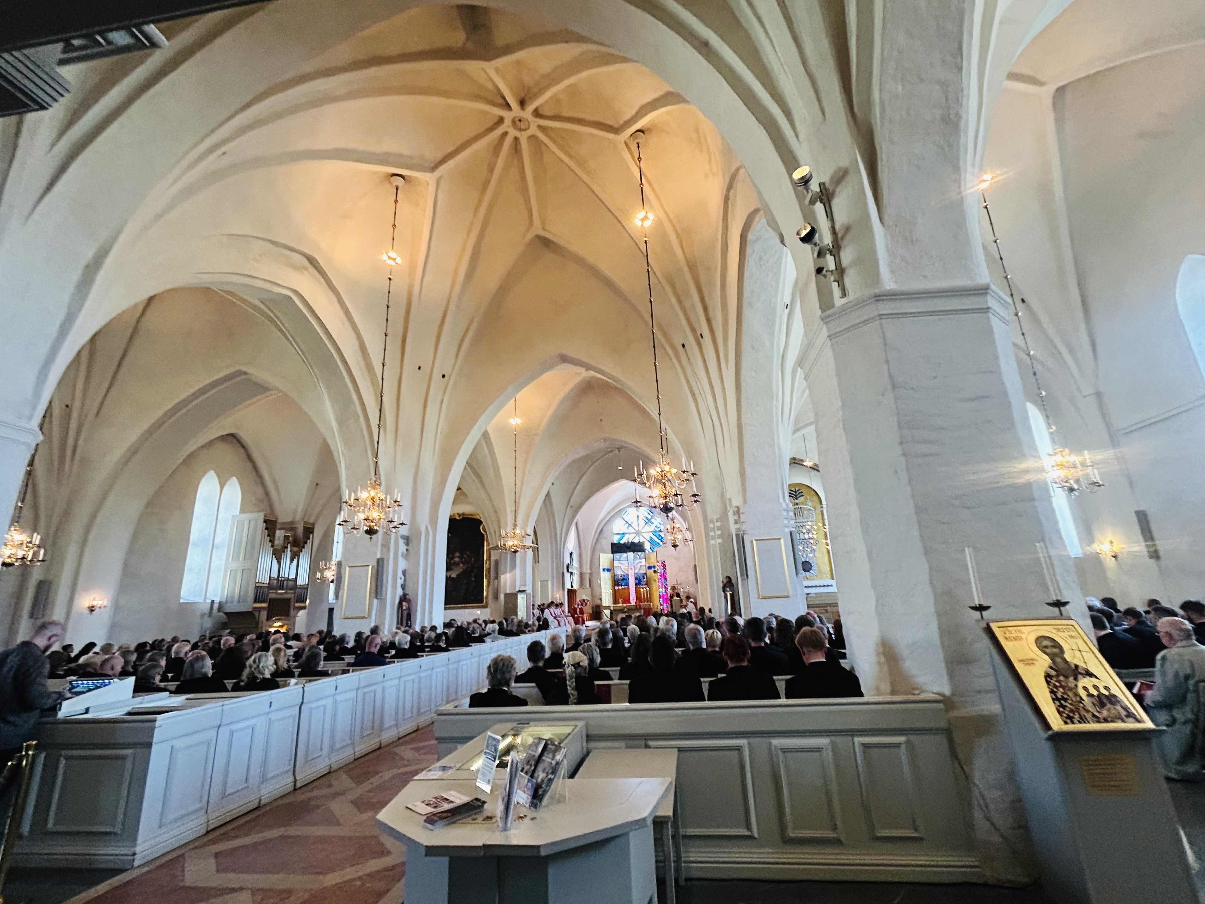 Översiktsbild inne i domkyrkan vid en av gudstjänsterna.