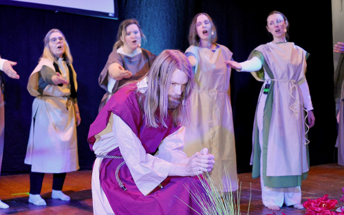 Kyrkvaktmästare Kent Nilsson som Jesus, i den svåra stunden i Getsemane.