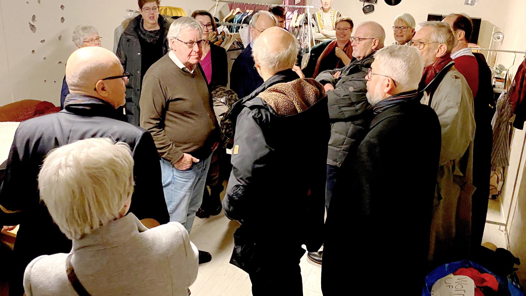 Ett drygt femtiotal personer samlades och återupplevde minnen och tog upp gamla vänskapsband. Här återser de Kryptan, föreningens lokal på Katedralskolan.