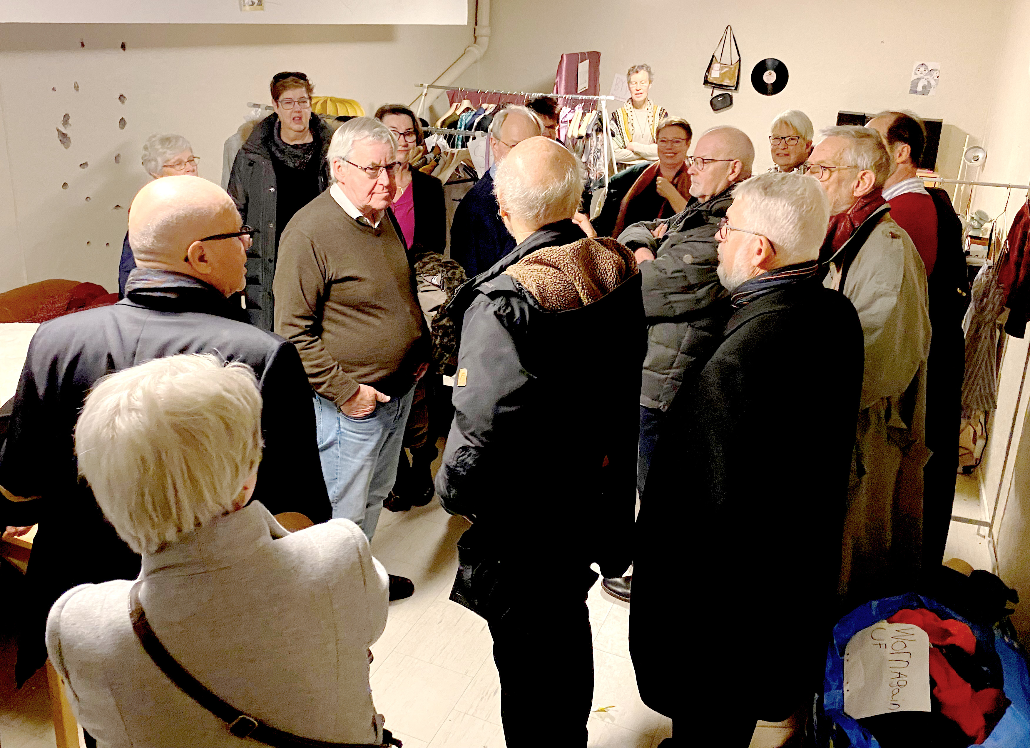 Ett drygt femtiotal personer samlades och återupplevde minnen och tog upp gamla vänskapsband. Här återser de Kryptan, föreningens lokal på Katedralskolan.