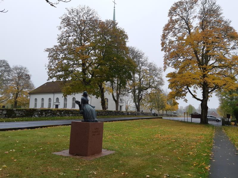 Statyn av Lina Sandell framför Fröderyds kyrka.