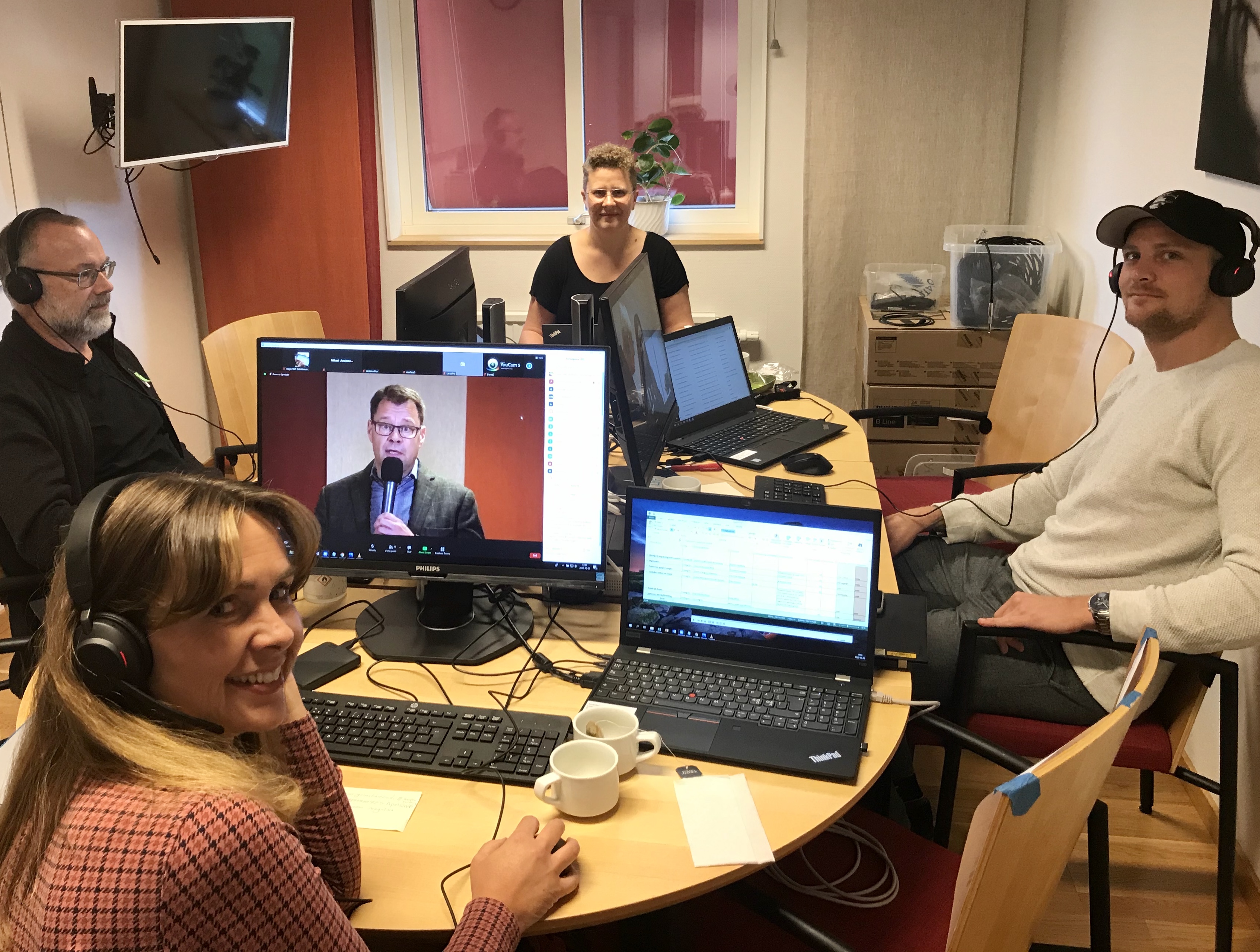 IT-ansvarig Malin Betnér och tekniker på fortbildningsveckan.