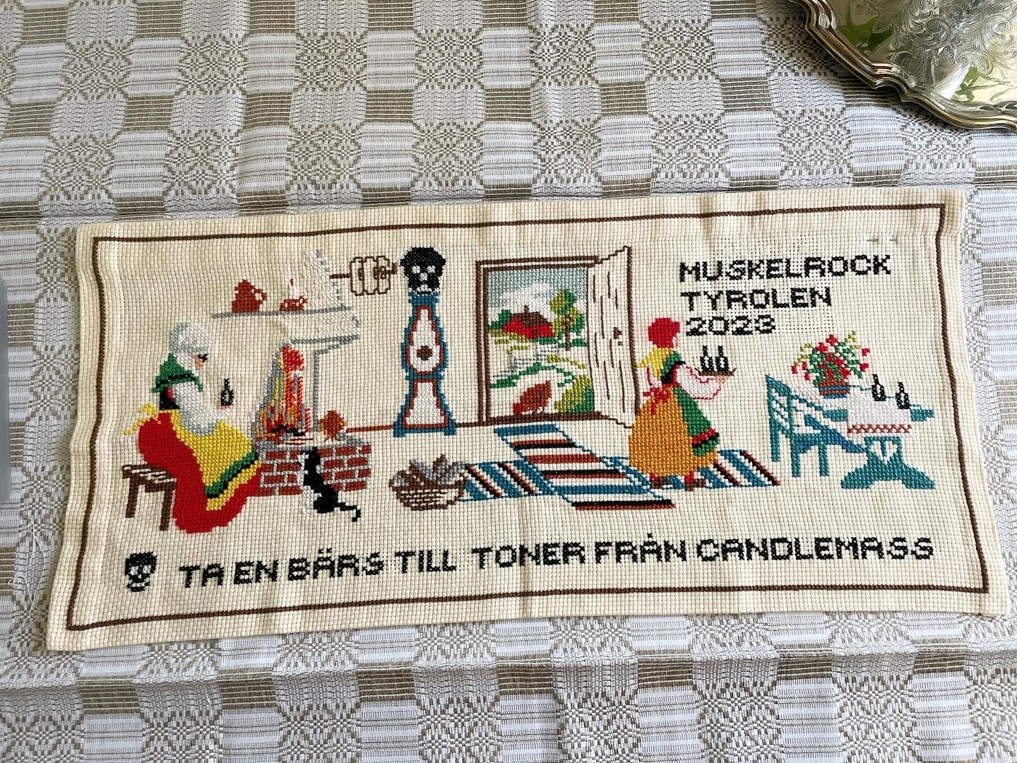 Korsstygn möter hårdrock.