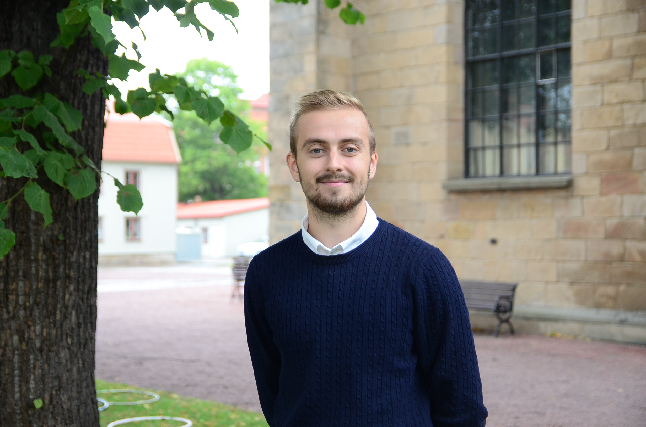 Noa Edwardsson valde Kristine kyrka som plats för intervjun.  – I Månsarps kyrka har jag vuxit upp och sjungit i barnkör och gått på miniorer och juniorer, i Sofiakyrkan har jag varit orgelelev. Kristine kyrka är min ”gudstjänstkyrka”, säger han. 