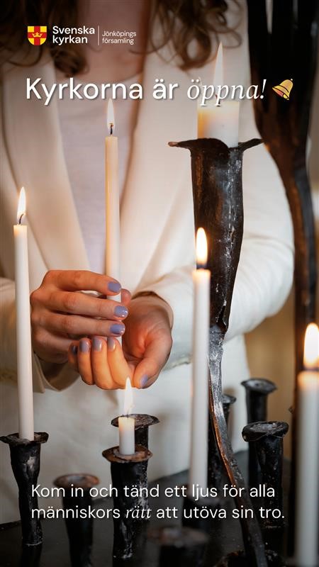En annonsbild på en reklampelare, bilden visar en närbild på en ljushållare, där någons händer syns tända ett ljus. På bilden syns texten ”Kyrkan är öppen! Kom in och tänd ett ljus för alla människors rätt att utöva sin tro”.