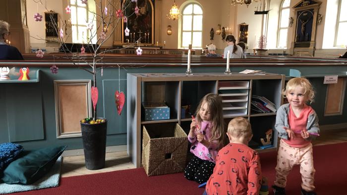 Ellen, Lilly och Sakarias leker i barnhörnan i Mönsterås kyrka. Barnhörnan är placerad i mitten av kyrkan. Placeringen möjliggör för barn och föräldrar att aktivt delta i gudstjänsten och samtidigt hålla fingrarna sysselsatta.