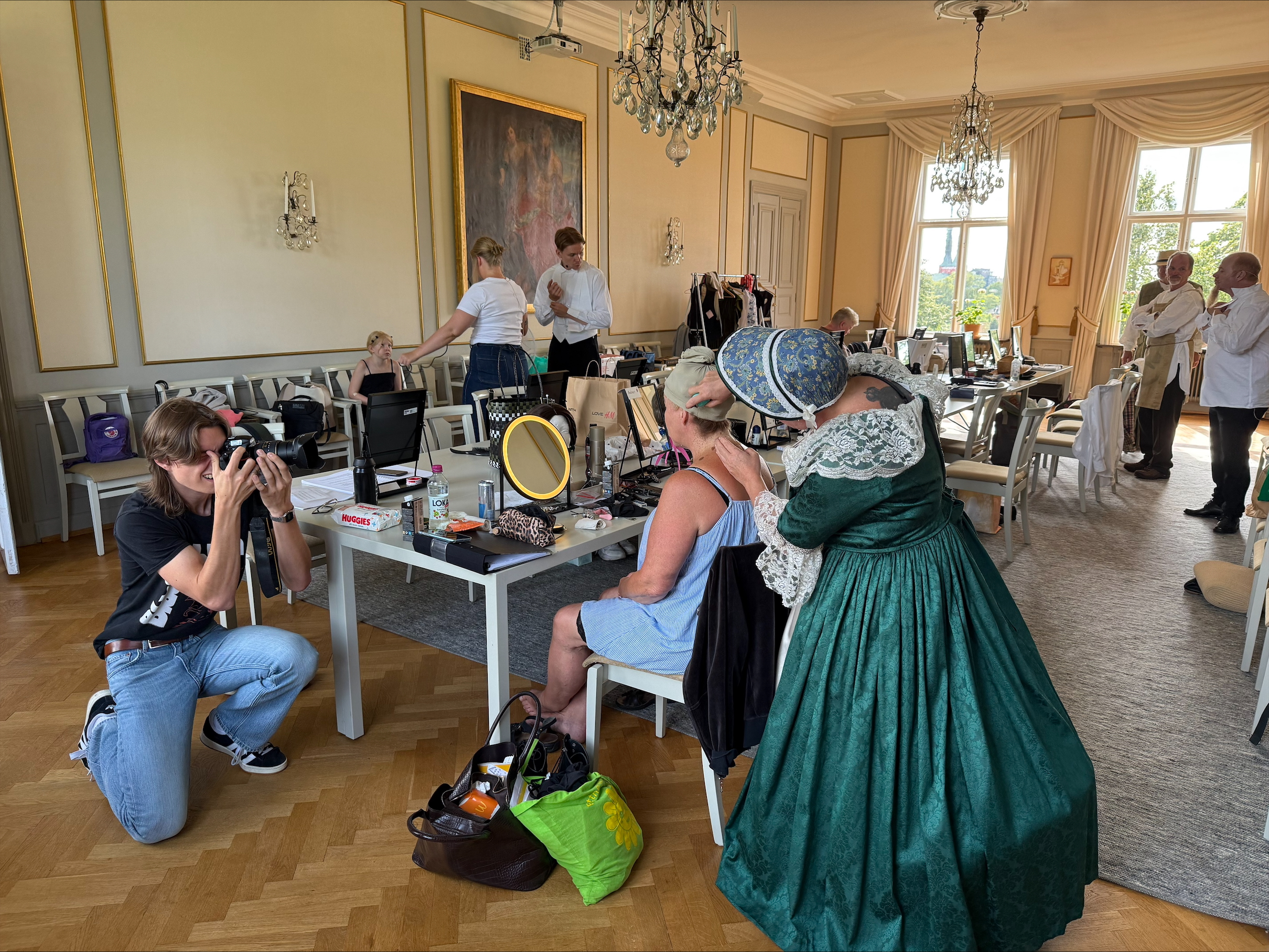 En reporter tar en bild på när skådespelaren Anna Tornehagen sitter vid en spegel och förbereder sig för att få på sig peruk och scenkläder.