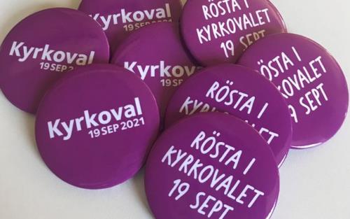 Foto på lila knappar där det står "Kykoval 2021" och "Rösta i kyrkovalet 19 sept"