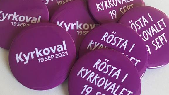 Foto på lila knappar där det står "Kykoval 2021" och "Rösta i kyrkovalet 19 sept"