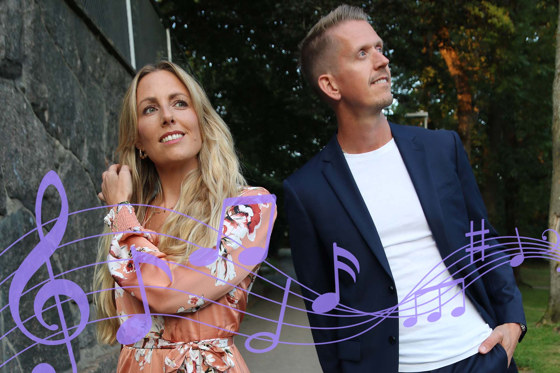 En ung man och en kvinna, glada, tittar åt var sitt håll