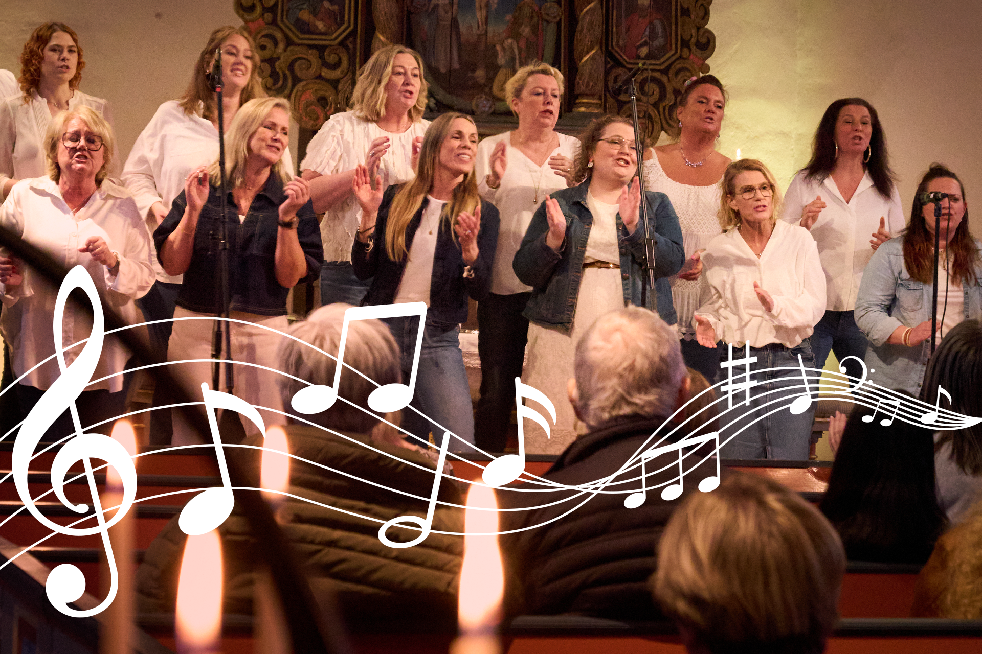 Bild på kören Sound of Joy som sjunger glatt.