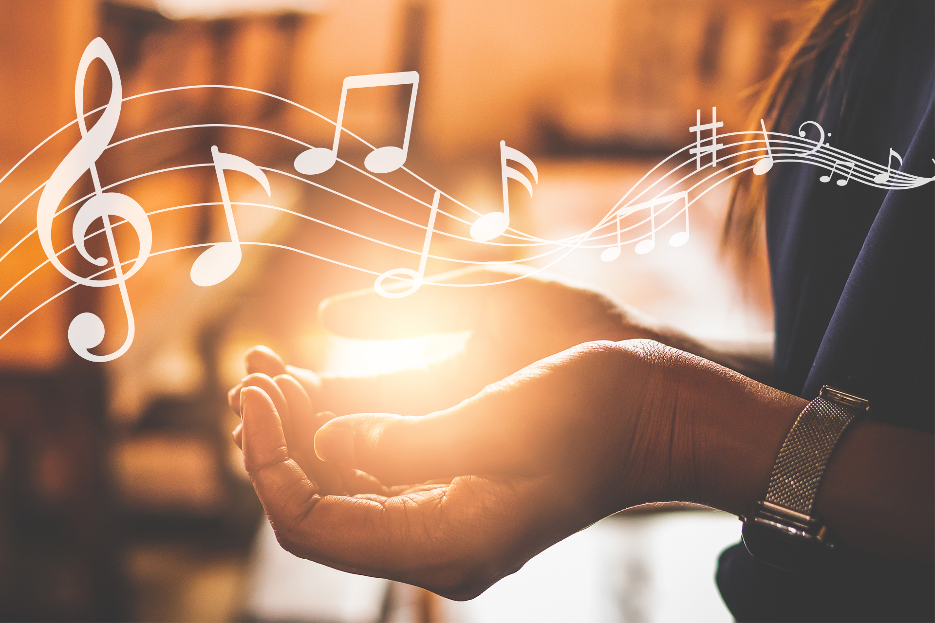 Bild på två händer i motljus.