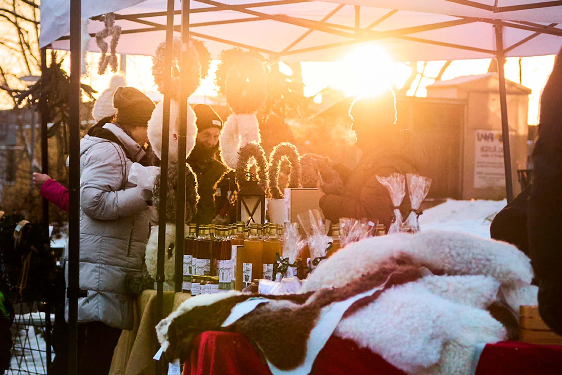 Adventsmarknad i strålande eftermiddagssol.
