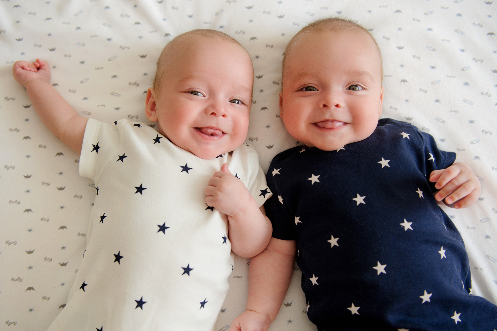 Bild på två glada tvillingsbebisar