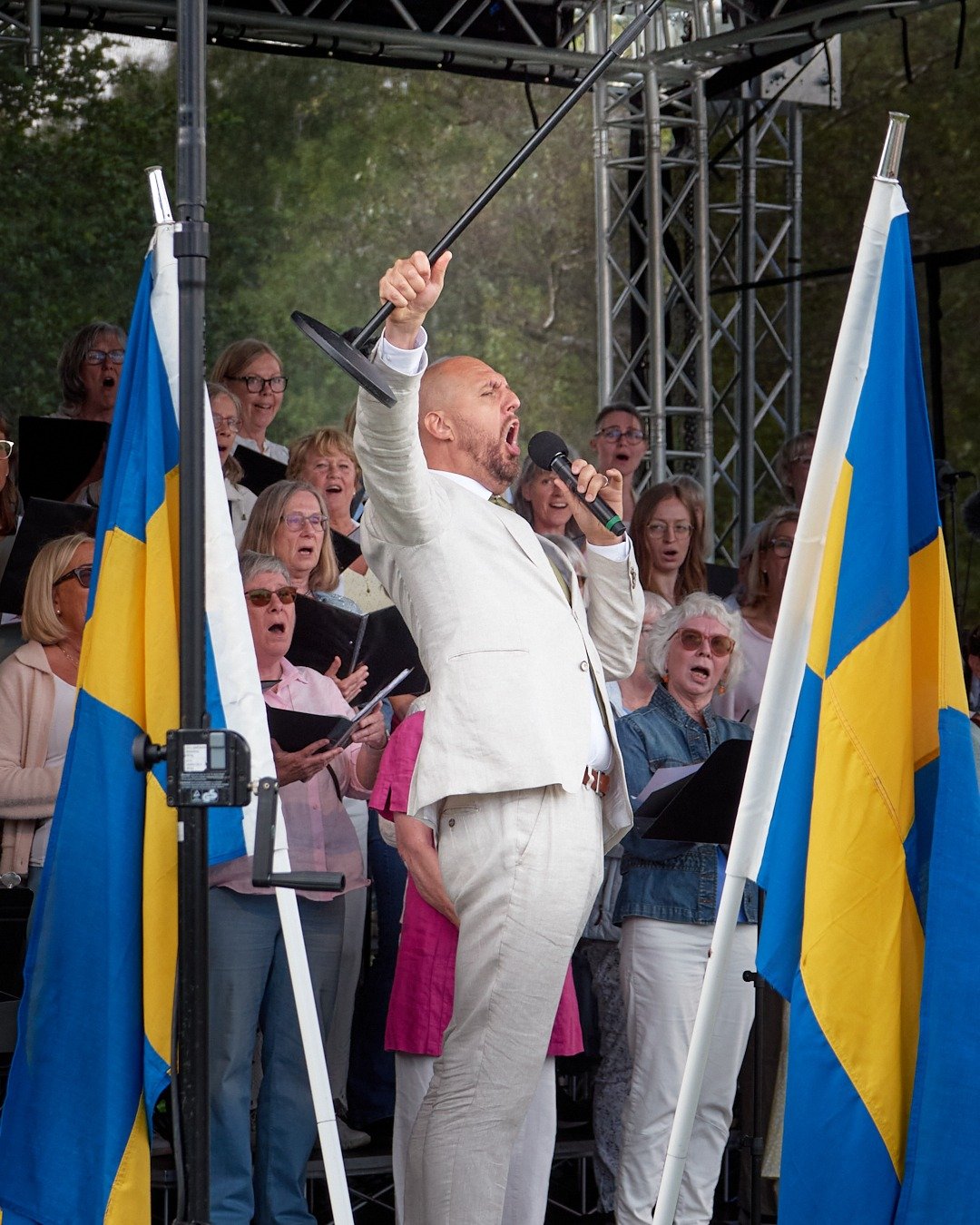 Anton Ljungqvist sjunger framför Almakören under musikprogrammet ”Från Taube till Toreadoren”.