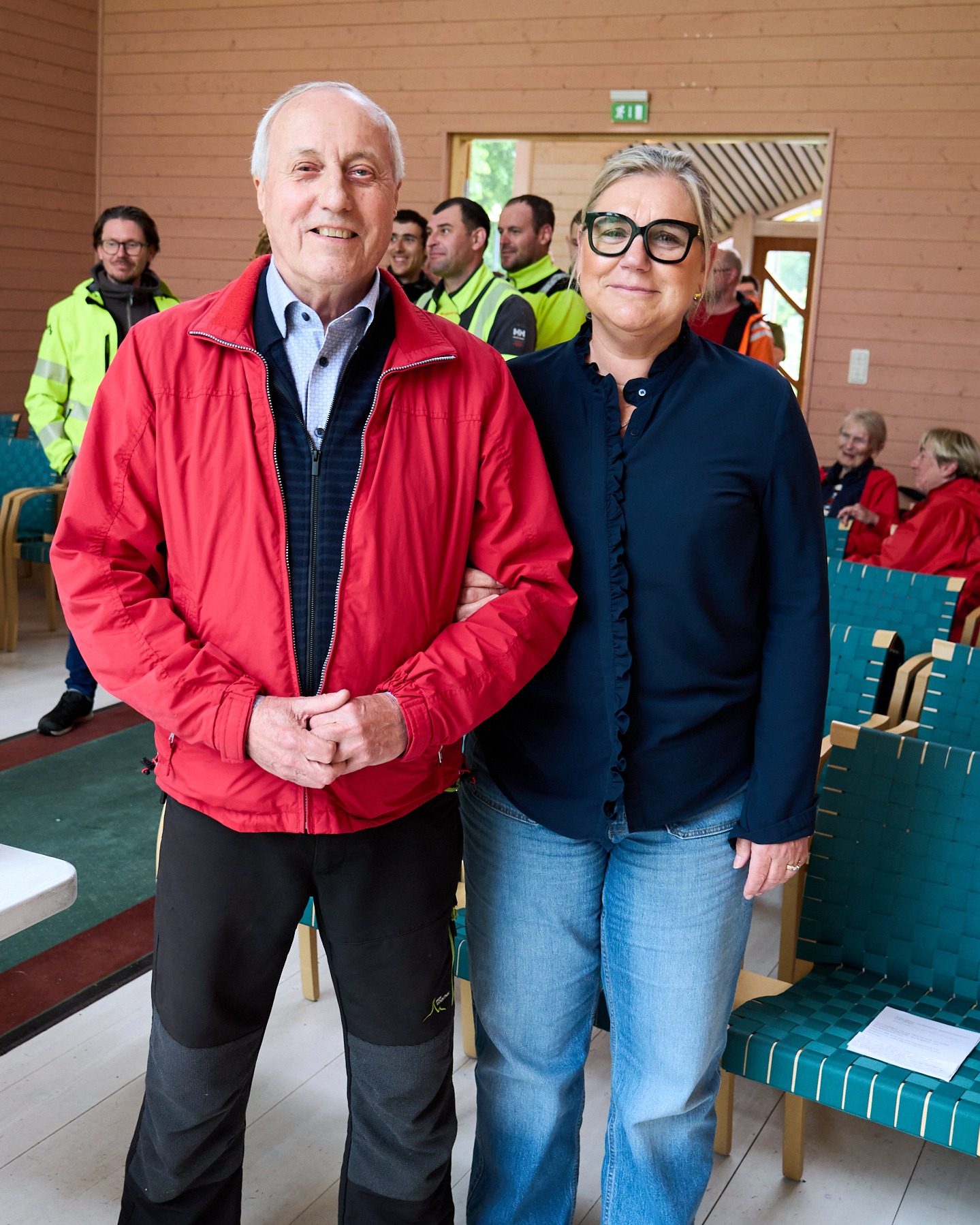 Göran Hansson och Malin Höglund vid taklagsfesten för den nya byggnaden.