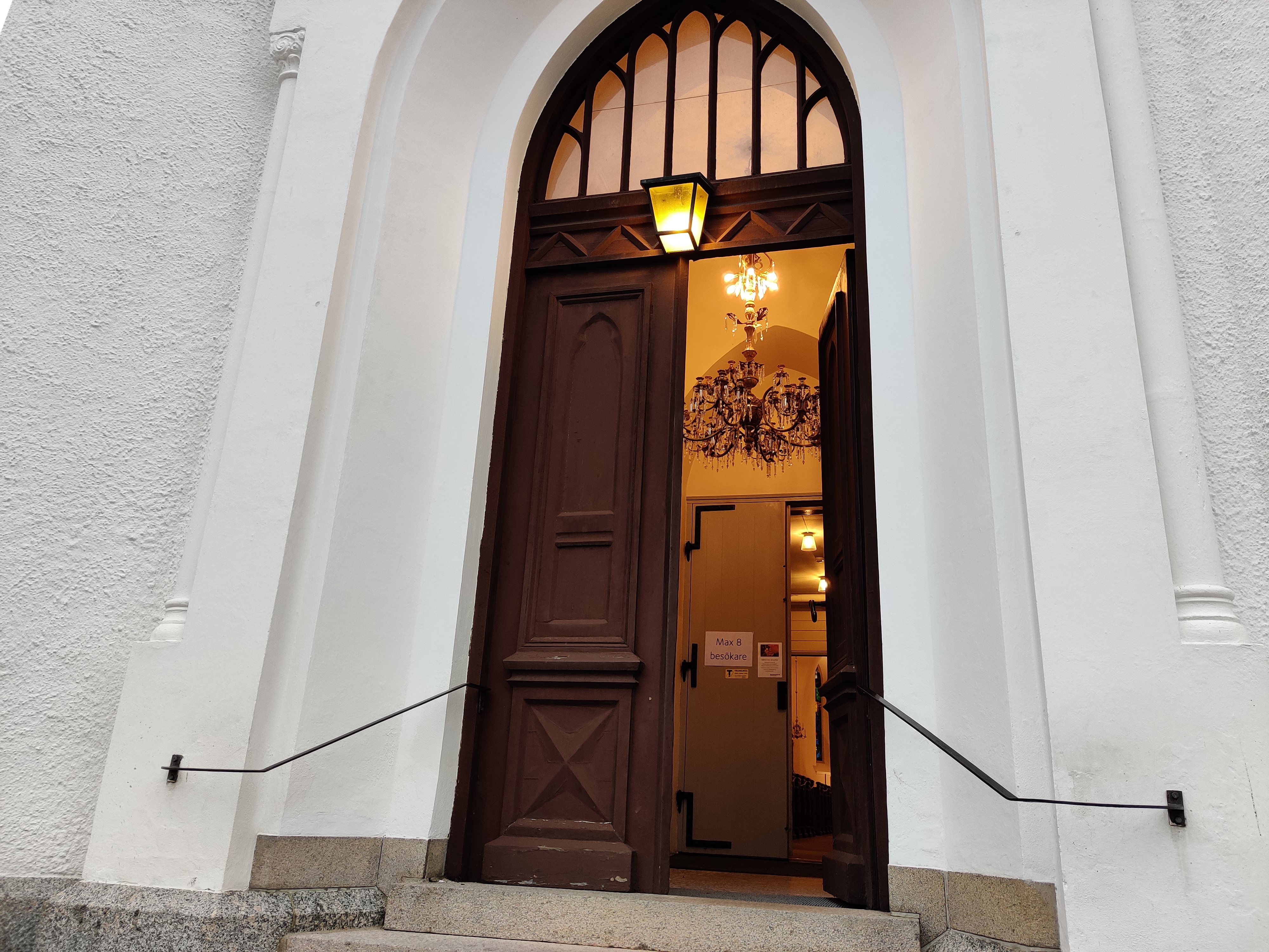 Porten till kyrkan står öppen och det lyser innanför