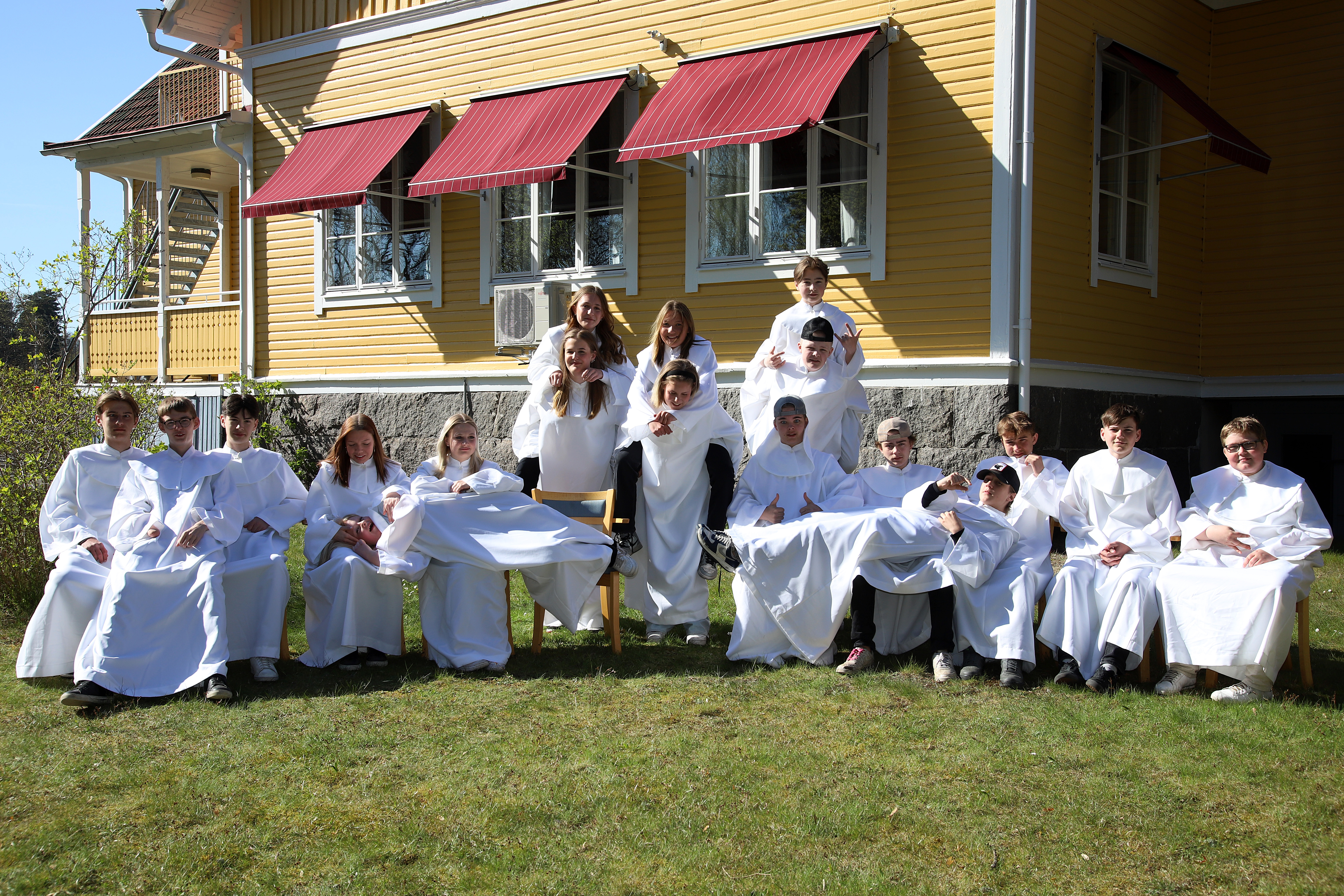 En grupp ungdomar förbereder sig för fotografering inför konfirmationen