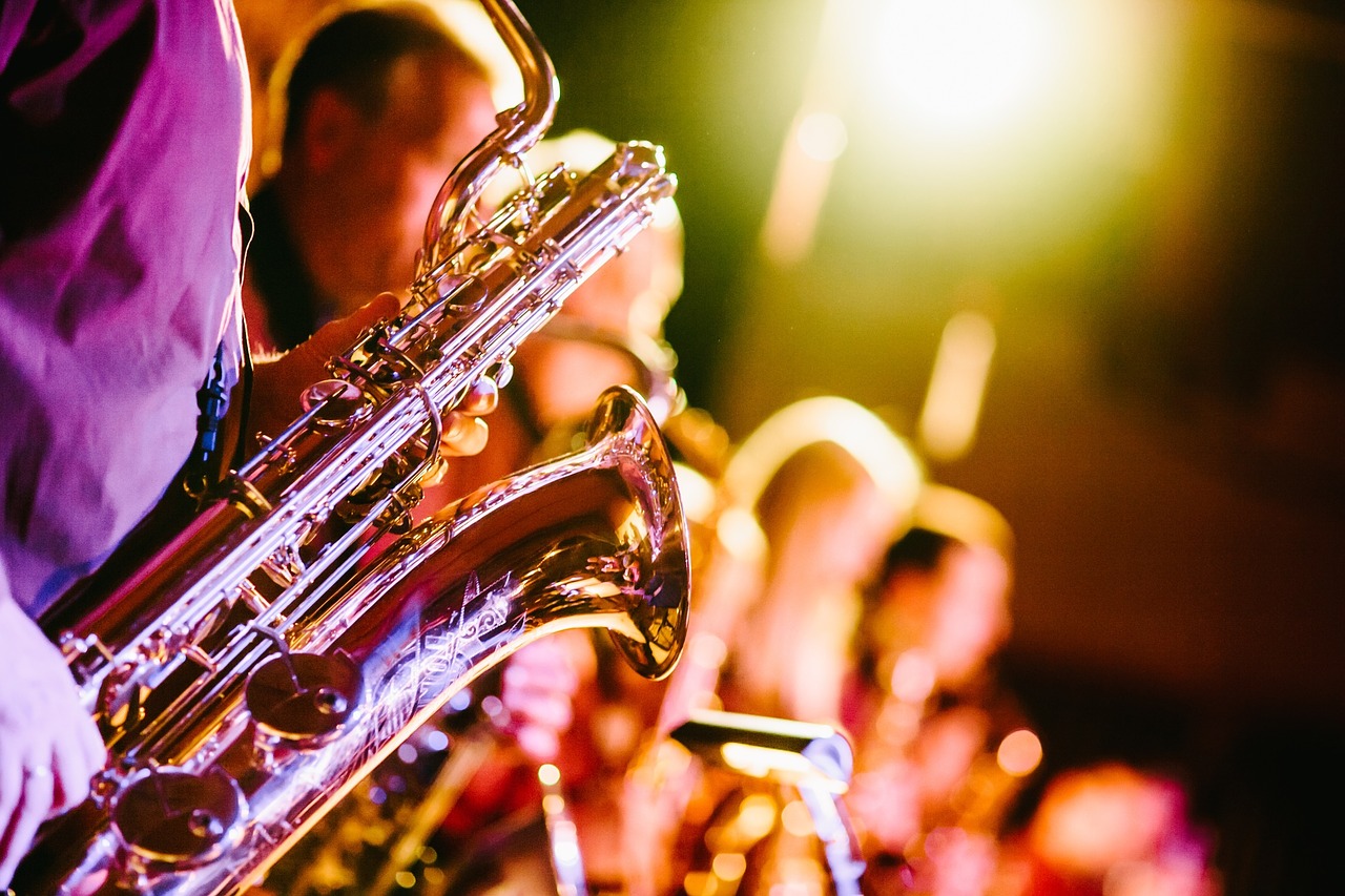 En orkester med saxofoner