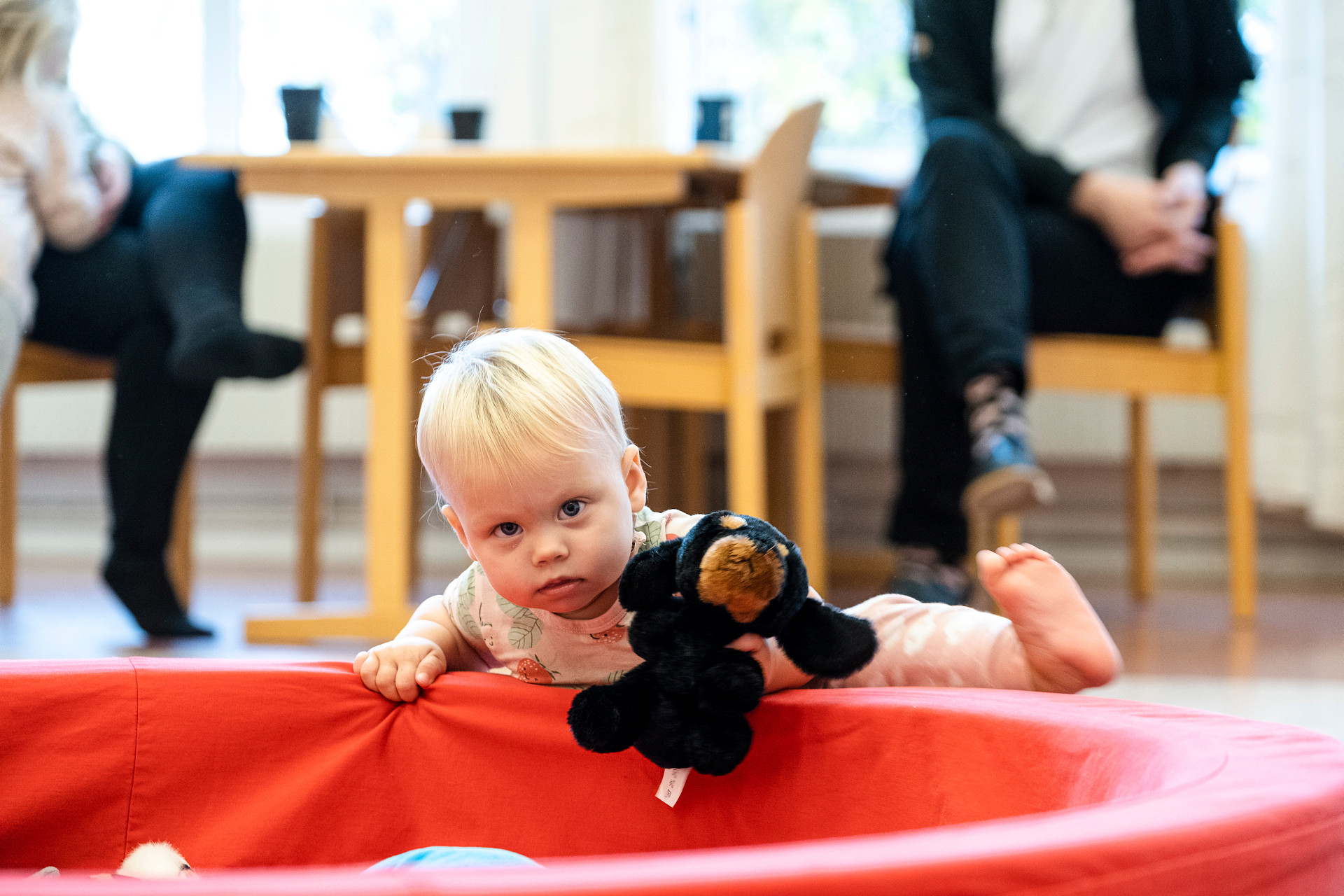 Barn som leker under Öppet kyrkis
