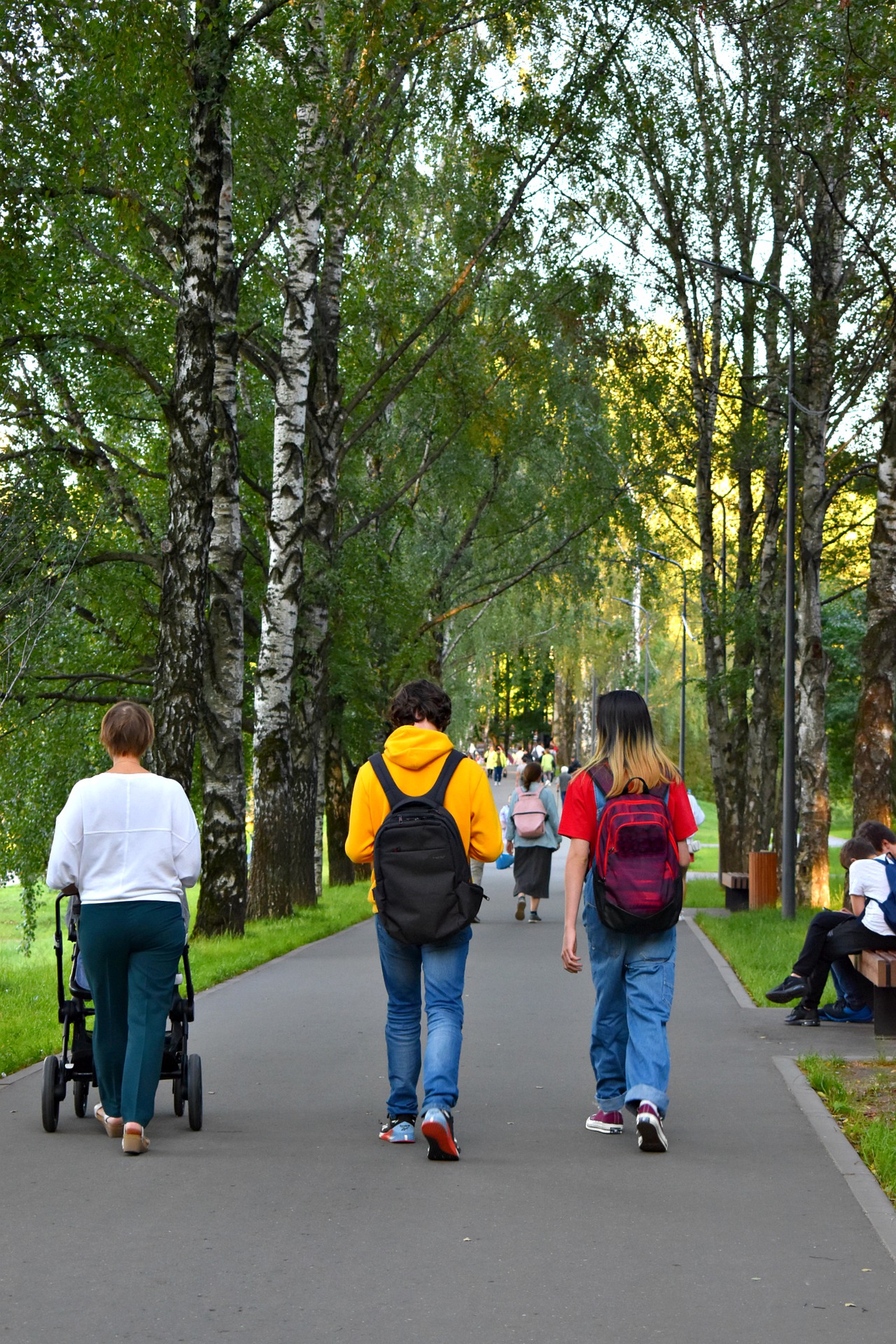 Promenerande människor i stadsmiljö