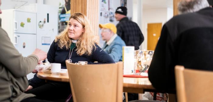 bild som föreställer människor på öppet hus på diakonimottagning