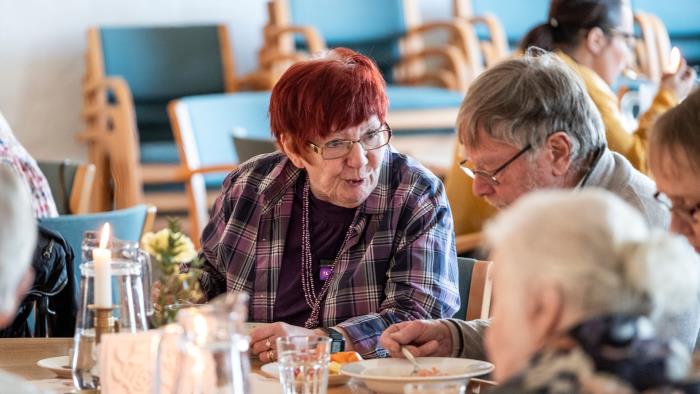 foto av en grupp människor som äter sopplunch