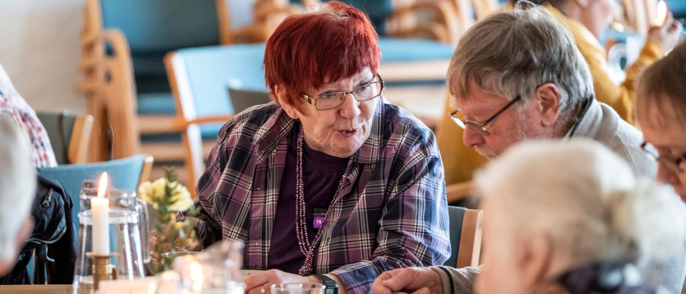 foto av en grupp människor som äter sopplunch