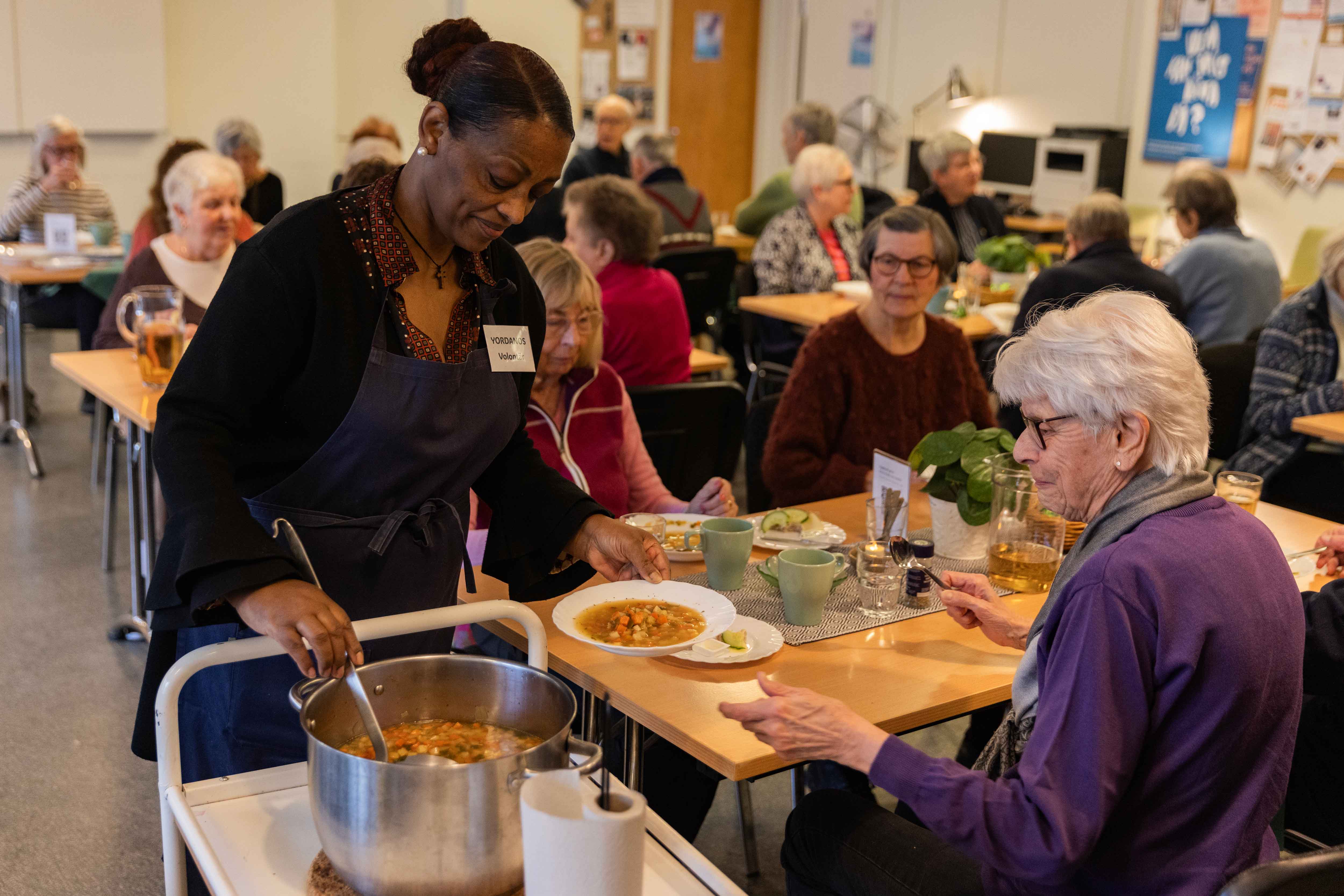 volontär serverar soppa till lunchgäster på diakonins sopplunch