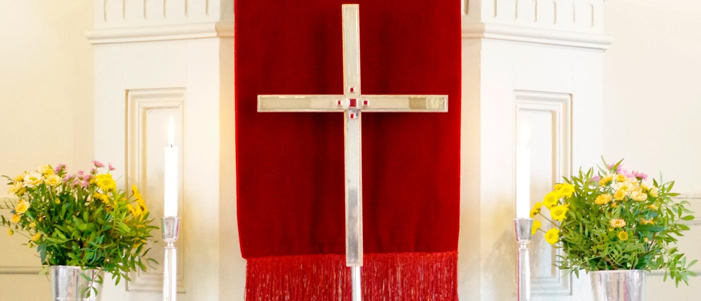 Kors på Djurgårdskyrkans altare