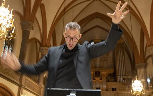 Pär Olofsson dirigerar i Oscarskyrkan.