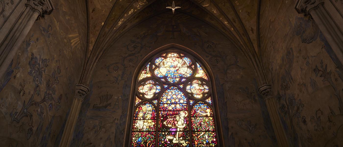 bild av oscarskyrkans korfönster