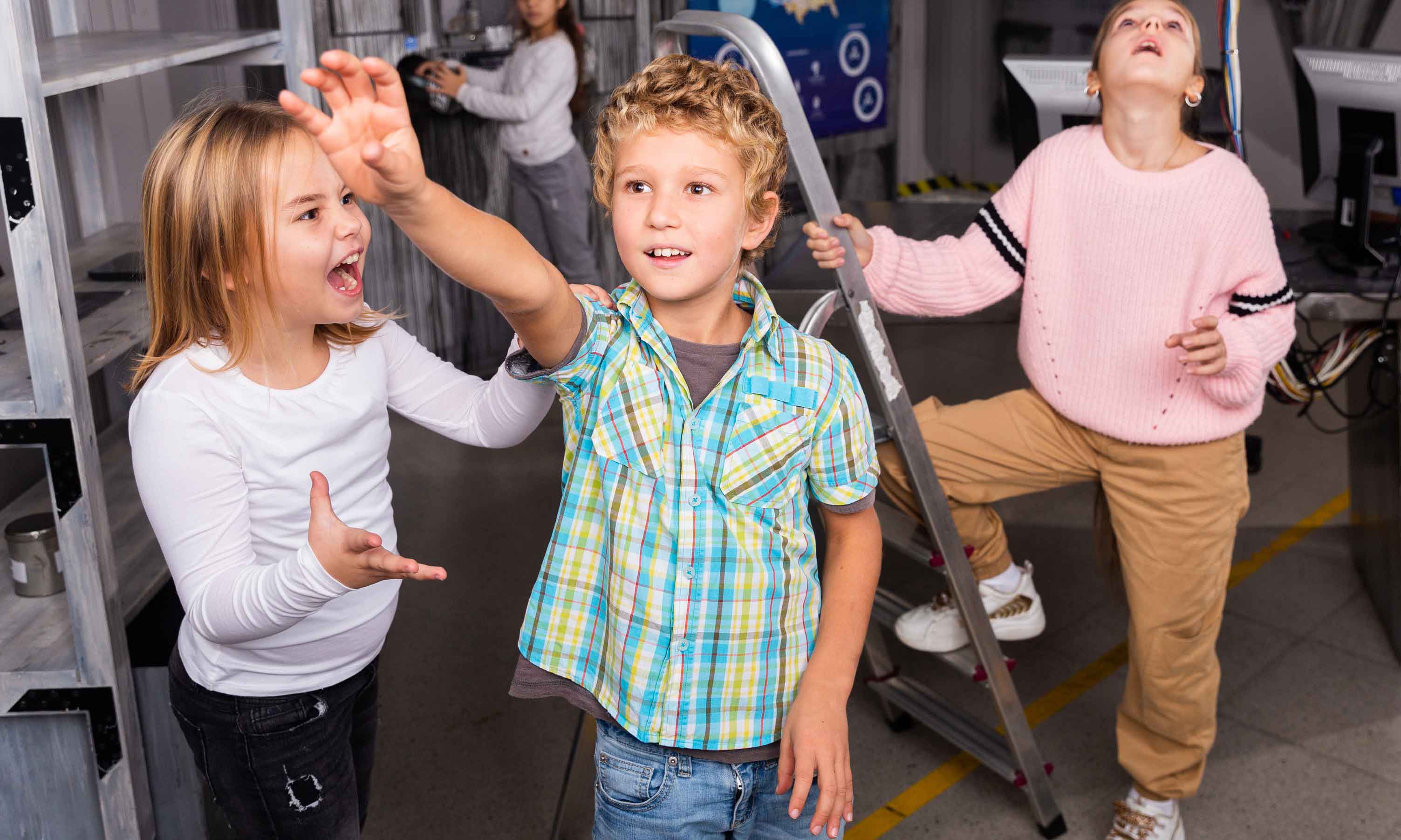 foto som föreställer barn under dramaövning